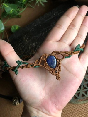 Headband élfica em macramê com lápis lazuli