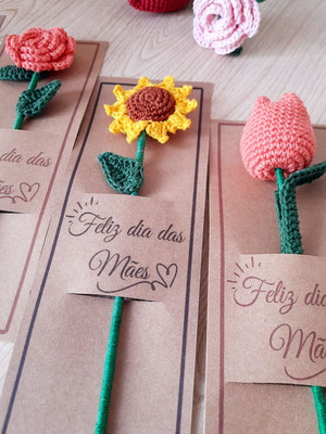 Flores em crochê com tag comemorativa