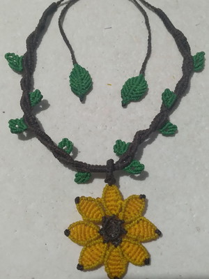 Colar macrame girassol