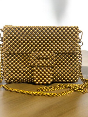 Bolsa douranda de miçangas com alça de corrente - artesanal