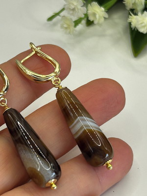 Brinco pedras naturais ágata marrom - banho ouro 18k