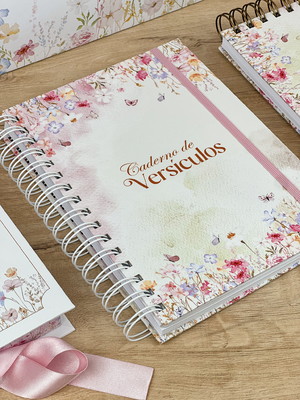 Caderno com versículos bíblicos
