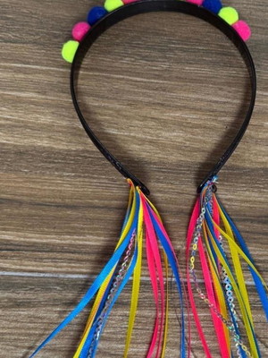 Tiara com fitas coloridas e pompons