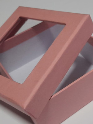Caixa cartonada 10x10x5cm com visor de acetato