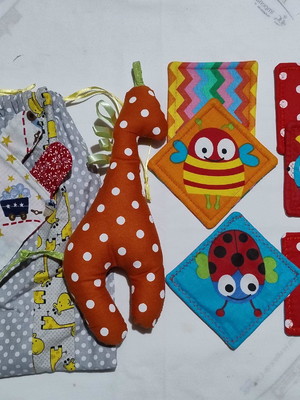 Brinquedos em tecidos para bebê, jogo de memória e girafa