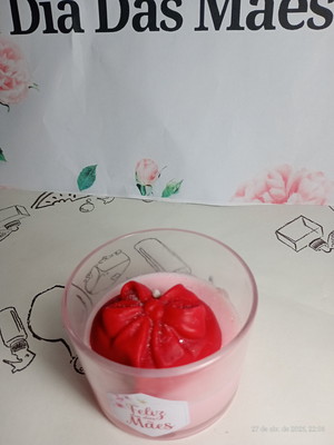 Vela aromática no copo patê com coração vermelho de laço