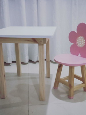 Mesa com.2 cadeiras flor pés quadrados