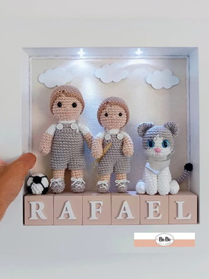 Quadro porta maternidade com led e nome em cubos | amigurumi