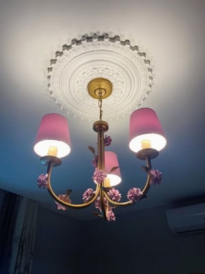 Lustre luminária menina dourado com flor rosa