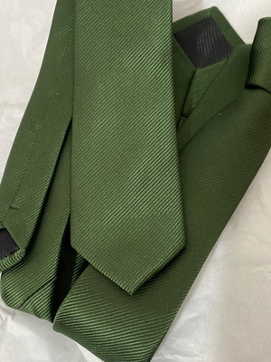 Gravatas verde oliva fosca riscado