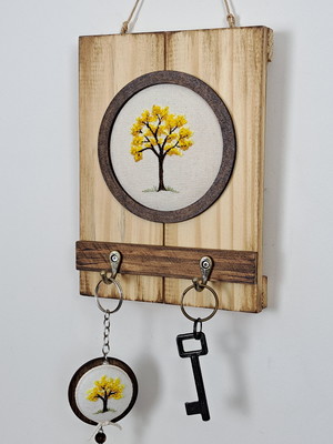 Porta-chaves com bordado à mão tam. p ( ipê amarelo)