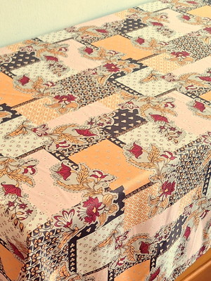 Toalha mesa - bege flores oxford - 1,25m compr x 1,40m larg