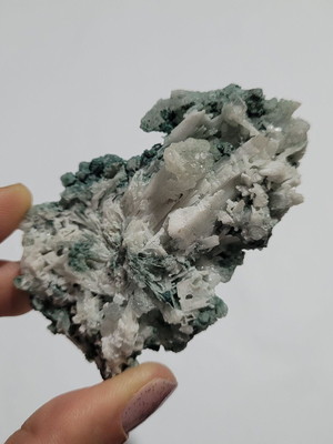 Drusa anidrita com calcita bruta natural 44g. -universo 22
