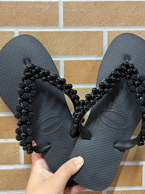 Havaianas top preta com pérolas pretas