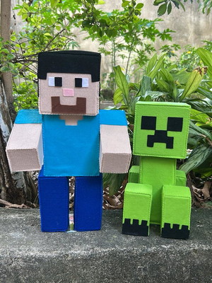 Kit com 2 bonecos do minecraft em feltro
