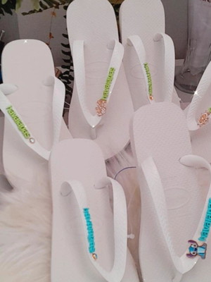 Havaianas com pingente e placas