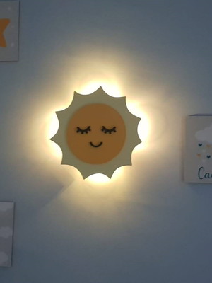 Sol com rostinho e luz de led para decorar quarto de bebe