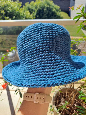 Chapéu bucket hat de crochê azul petróleo