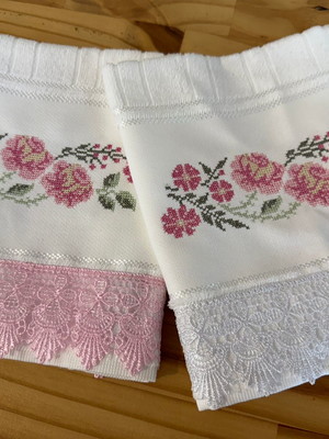 Kit 2 toalha lavabo bordada ponto cruz com renda guipir