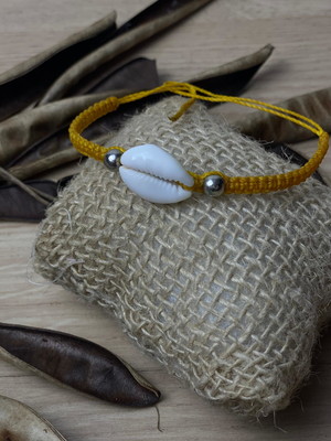 Pulseira macrame com búzios