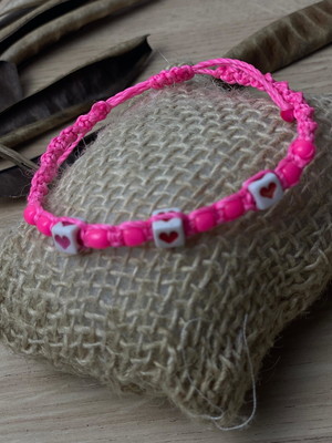 Pulseira de macrame com miçangas