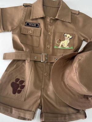 Macacão simba, personalizado com o simba e a patinha.