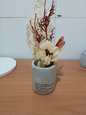 Vaso arranjo de concreto com flores secas permanentes decora