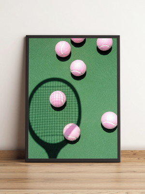 Quadro com bolas de tênis rosas em quadra verde 1842