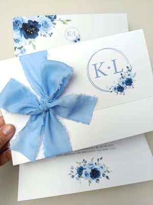 Convite de casamento azul serenity com lacre de cera