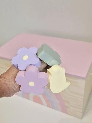 Pendurador de parede infantil com flores, passarinho e folha