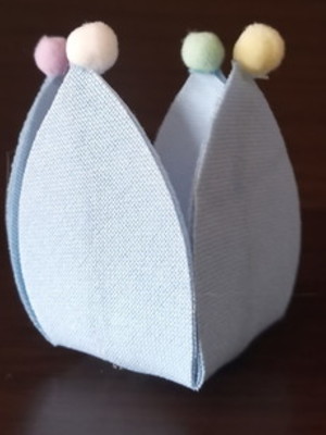 Forminha tecido infantil 4 pompons