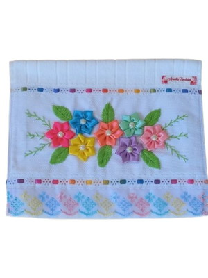 Toalha de lavabo bordada com flor de fita