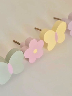 Pendurador de parede infantil com flor e borboleta