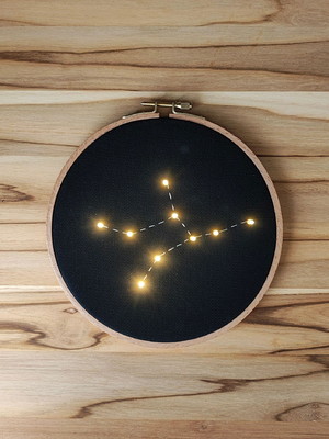 Constelação signo virgem com leds - quadro bastidor bordado