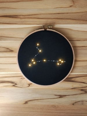 Constelação signo peixes com leds - quadro bastidor bordado