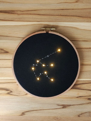 Constelação signo aquário com leds - quadro bastidor bordado