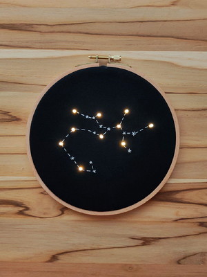 Constelação signo sagitário com led- quadro bastidor bordado