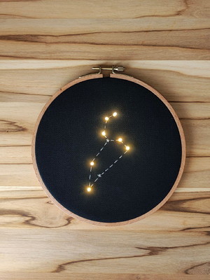 Constelação signo leão com leds - quadro bastidor bordado