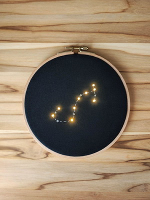 Constelação signo escorpião leds - quadro bastidor bordado