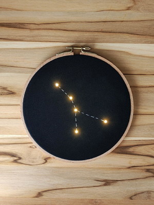 Constelação signo câncer com leds - quadro bastidor bordado