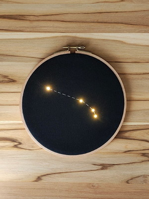 Constelação signo aries com leds - quadro bastidor bordado