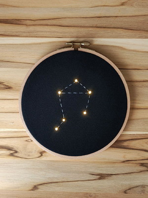 Constelação signo libra com leds - quadro bastidor bordado