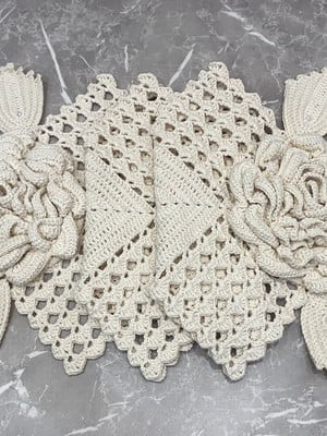 Trilho de mesa com mega rosa