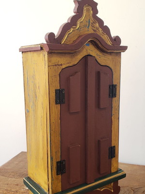 Oratório em madeira pintado a mão estilo barroco 46 x 20 cm