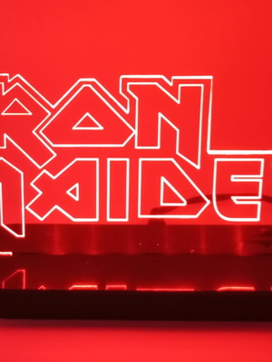 Luminária abajur de mesa acrílico com led iron maiden banda