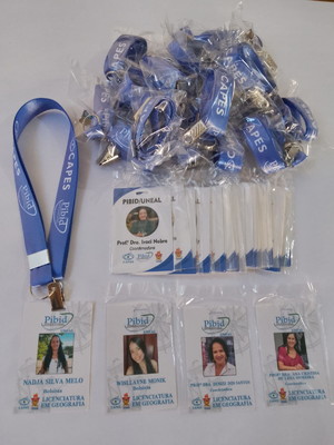 Crachá com,cordão personalizado