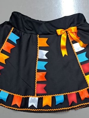 Saia junina preta com bandeirinhas coloridas