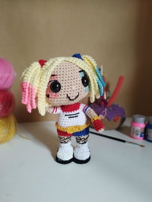 Arlequina em amigurumi articulada