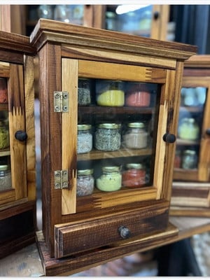 Armário porta temperos e condimentos com potes e temperos