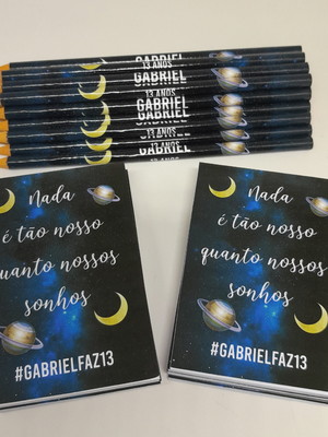 Bloquinho com lápis galáxia (vários temas disponíveis).